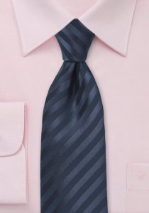 Corbata azul oscuro rayada