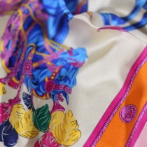 Pañuelo de seda motivo caballo multicolor