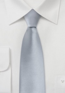 Schmale Krawatte in kühlem silber