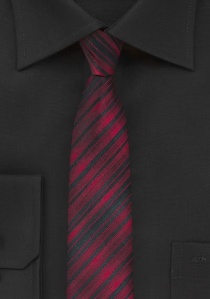Corbata delgada trazado a rayas rojo