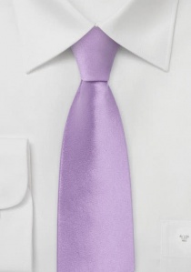 Corbata lila delgada