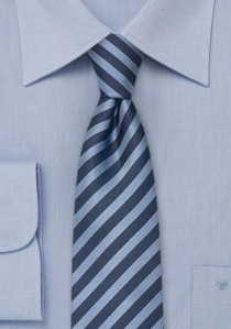 Corbata estrecha azul