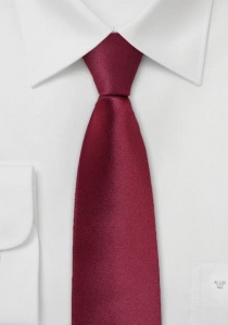 Corbata lisa rojo oscuro estrecha