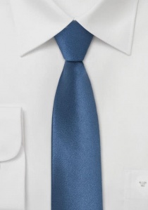 Corbata azul lisa estrecha