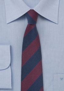 Corbata a rayas clásica en azul oscuro y rojo