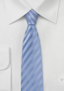 Corbata estrecha monocolor azul claro