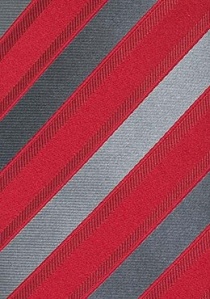 Corbata de seguridad gris a rayas sobre fondo rojo