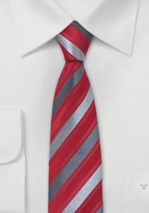Corbata estrecha con rayas grises sobre fondo rojo