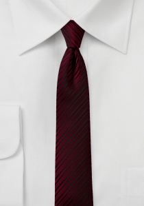 Corbata de forma estrecha estructura rayas rojo
