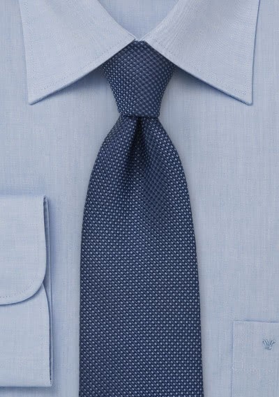 Corbata azul oscuro geométrica