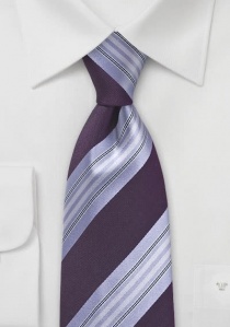Corbata con diseño de rayas en color púrpura
