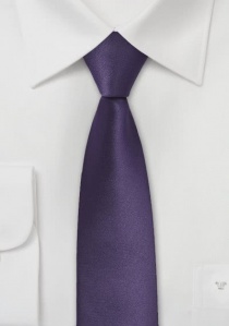 Corbata estrecha violeta lisa