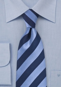 Corbata rayada azul claro oscuro clip