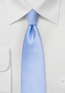 Corbata unicolor azul claro estrecha