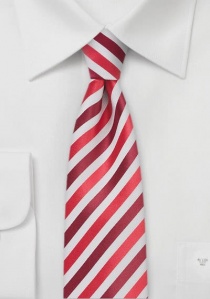 Corbata diseño de rayas estrechas rojo medio