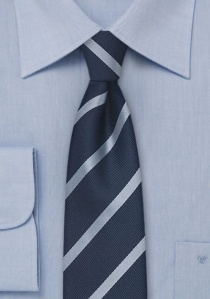 Corbata estrecha a rayas azul claro navy