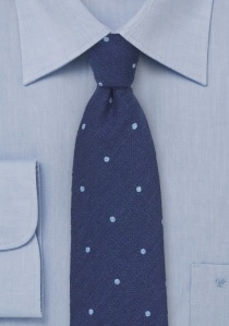 Lana de corbata manchada de azul