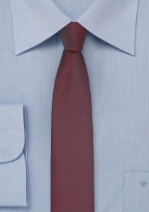 Corbata de forma estrecha superficie cuadros rojo