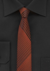 Corbata estrecha motivo a líneas marron rojizo