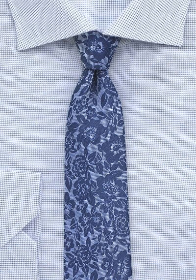 Corbata de caballero estrecha floreada azul pálido