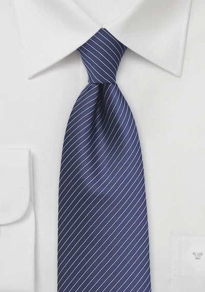 Corbata de rayas finas azul marino
