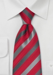 Corbata XXL con rayas grises sobre fondo rojo