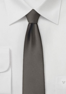 Corbata fina de fibra sintética color moca