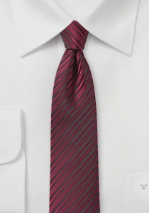 Corbata de forma estrecha estructura rayas rojo