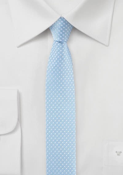 Corbata de forma estrecha azul grisáceo pálido con