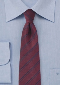 Corbata de rayas rojo burdeos con lana