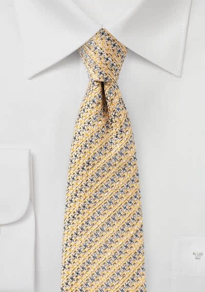 Corbata amarilla estructurada