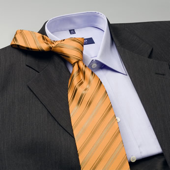 Combinar la corbata con camisa y traje